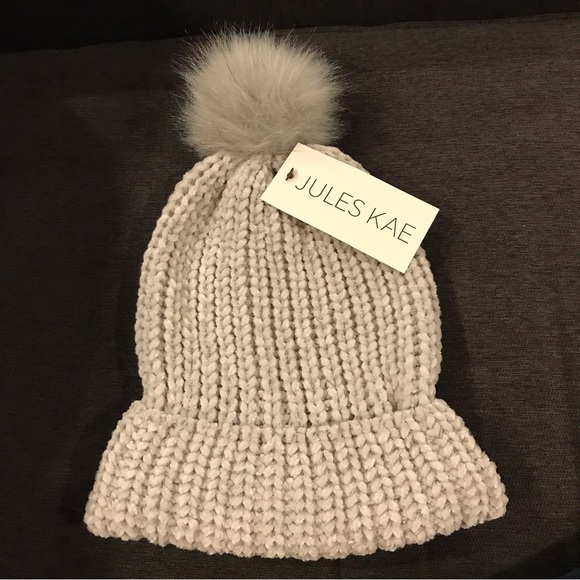 Jules Kaye NWT Pom Pom knit hat. Soft light grey hat with a vegan fur Pom Pom. - Picture 1 of 5